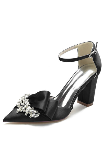 Zapatos negros de tacón grueso con lazo